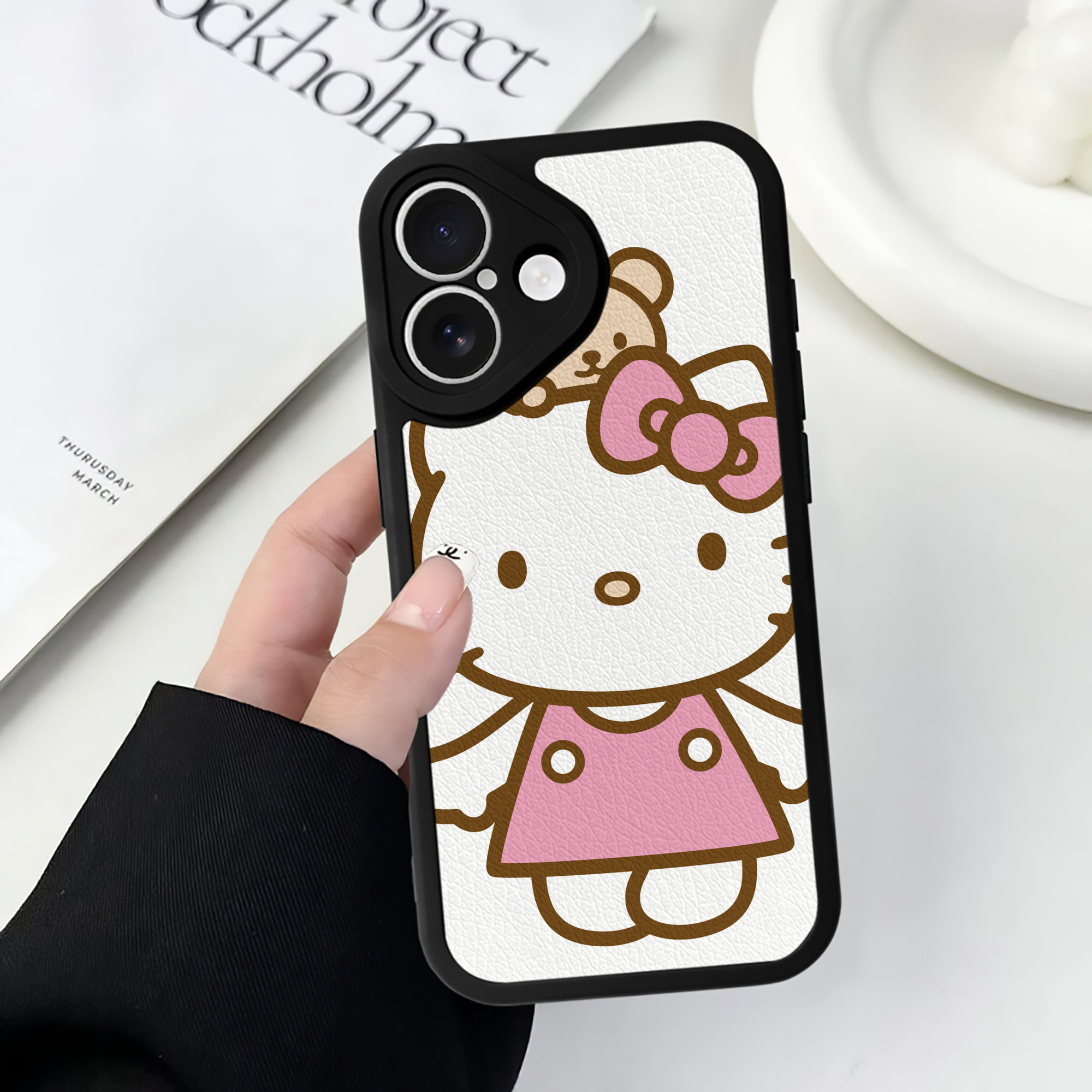 （画像用） Hello Kitty ハローキティ 【iPhone 16シリーズ対応】シリコンスマホケース（レザー調） 材質：シリコン